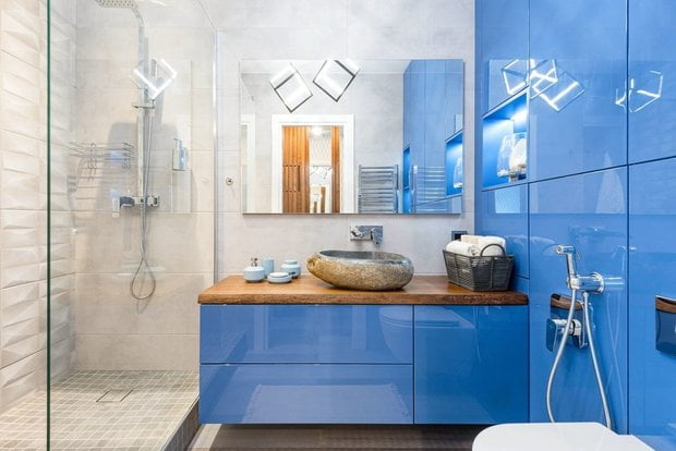 Яркий глянцевый синий цвет в дизайне ванной комнаты